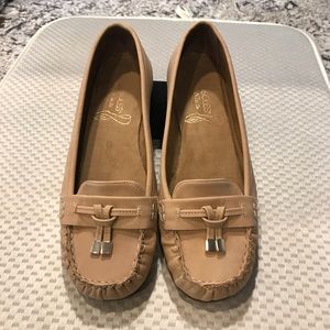 Aerosoles Flats, never worn. Excellent condition.